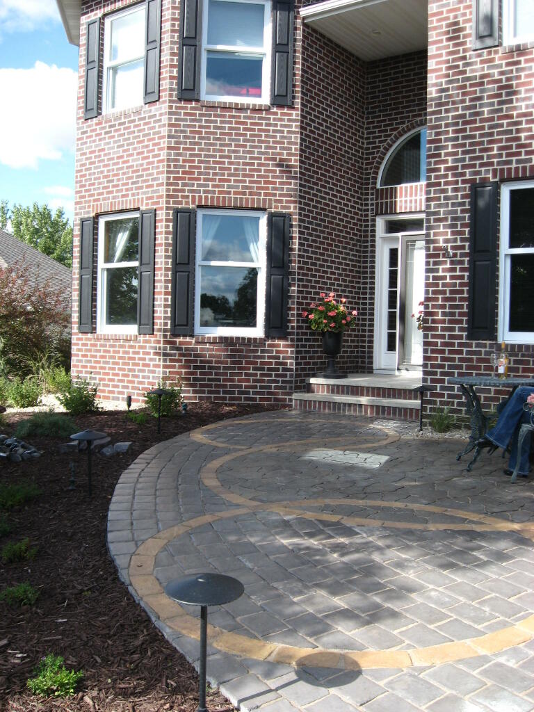 Front Circle Inlay Paver Walkway by Sequoia Landscape