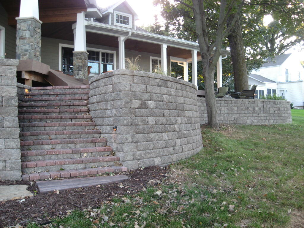 Curved Inset Steps and retaining wall by Sequoia Landscape